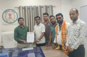 आवास आवंटन में देरी पर बिफरे शिव सैनिक: CMO को सौंपा ज्ञापन, 10 दिन में आवंटन न होने पर उग्र आंदोलन की चेतावनी..जाने मुख्य नगर पालिका अधिकारी ने मामले में क्या कहा..???