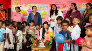 आरंग एसडीएम अभिलाषा पैकरा ने आंगनबाड़ी में बच्चों संग मनाया अपना जन्मदिन…जन्मदिन बना यादगार, बच्चों संग बांटी गई खुशियाँ