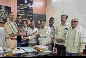 8 वर्षीय मासूम की सकुशल वापसी पर आरंग पुलिस का आभार: बालाजीपुरम कॉलोनी वासियों ने थाना प्रभारी को दिया धन्यवाद, अपहरण कांड में 3 गिरफ्तार